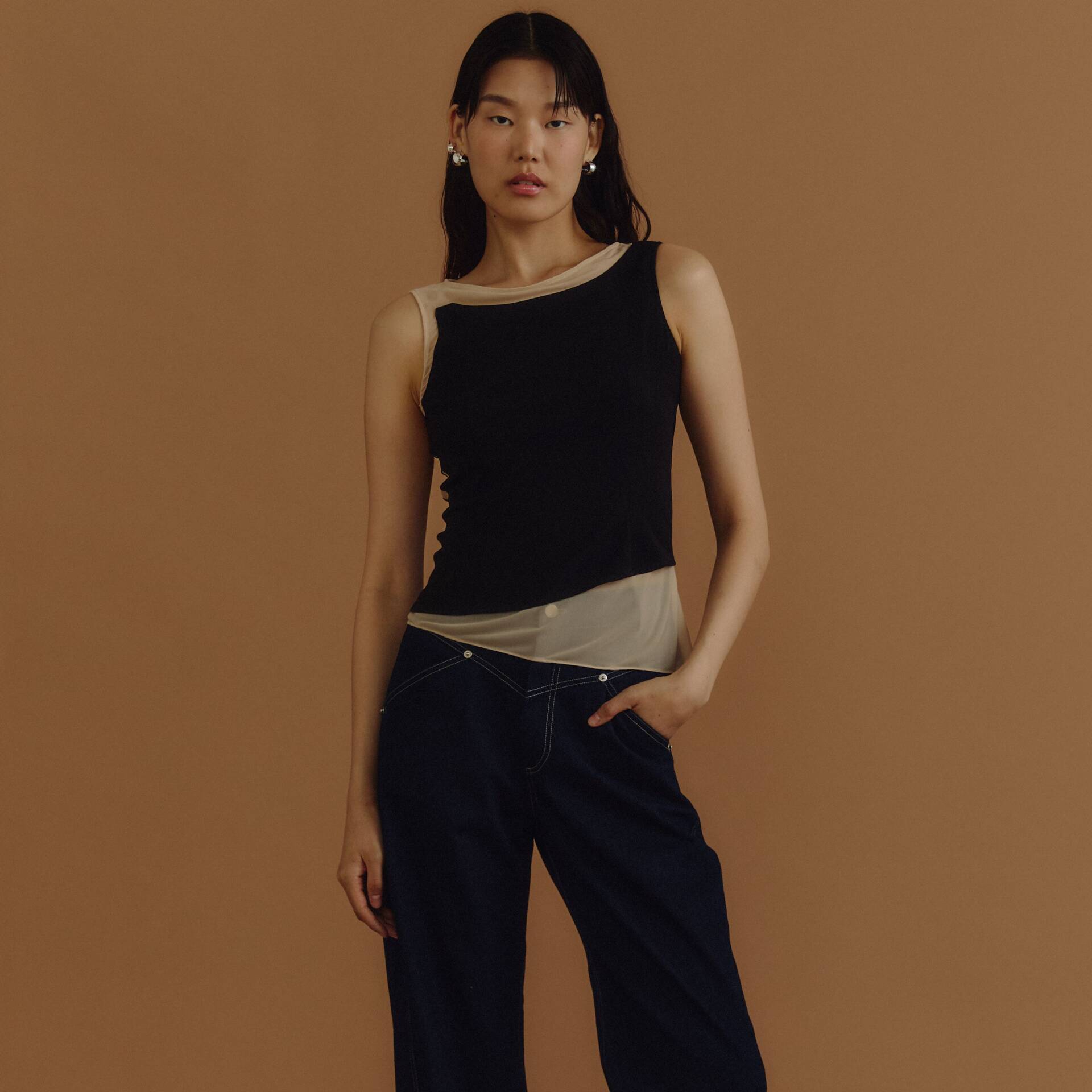TILTED SLEEVELESS BLOUSE PF25