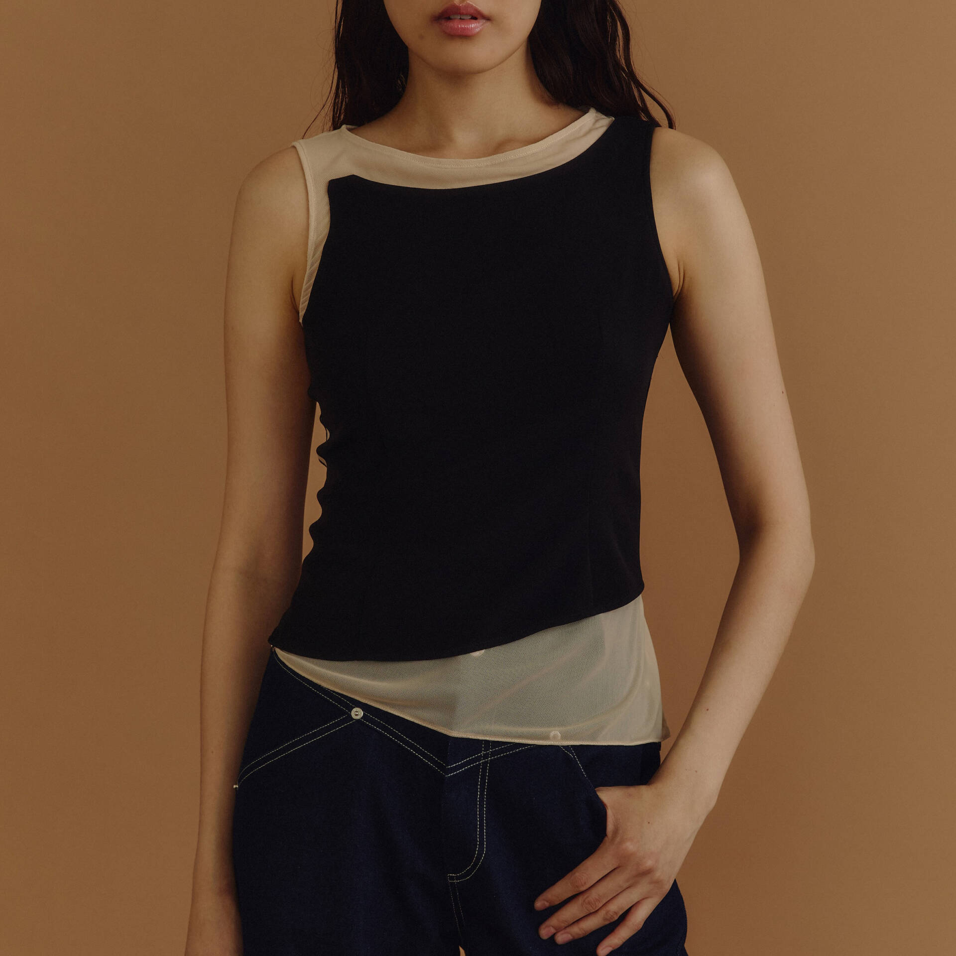 TILTED SLEEVELESS BLOUSE PF25