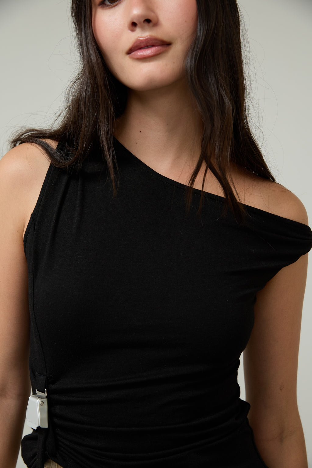 ONE-SHOULDER JERSEY SS26 BUCKLE
