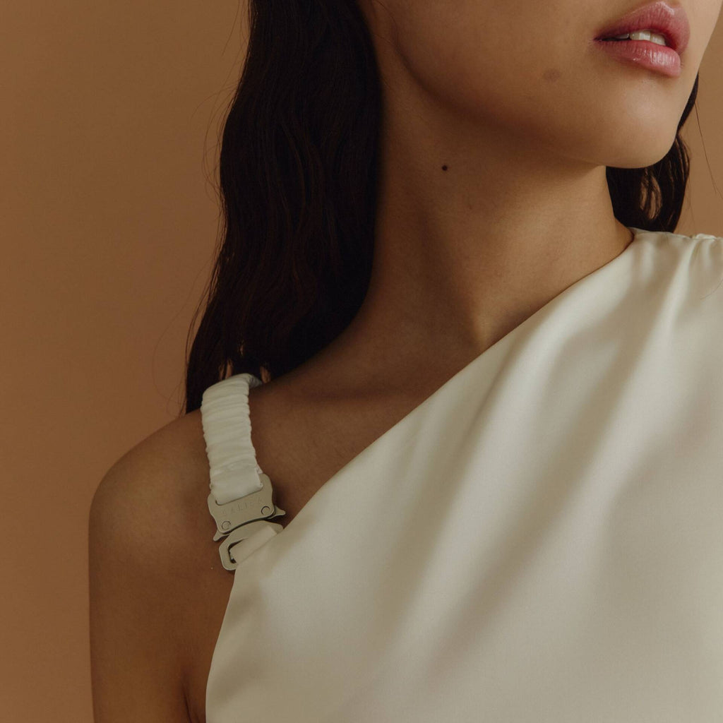 ONE-SHOULDER BUCKLE PF25 Satin
