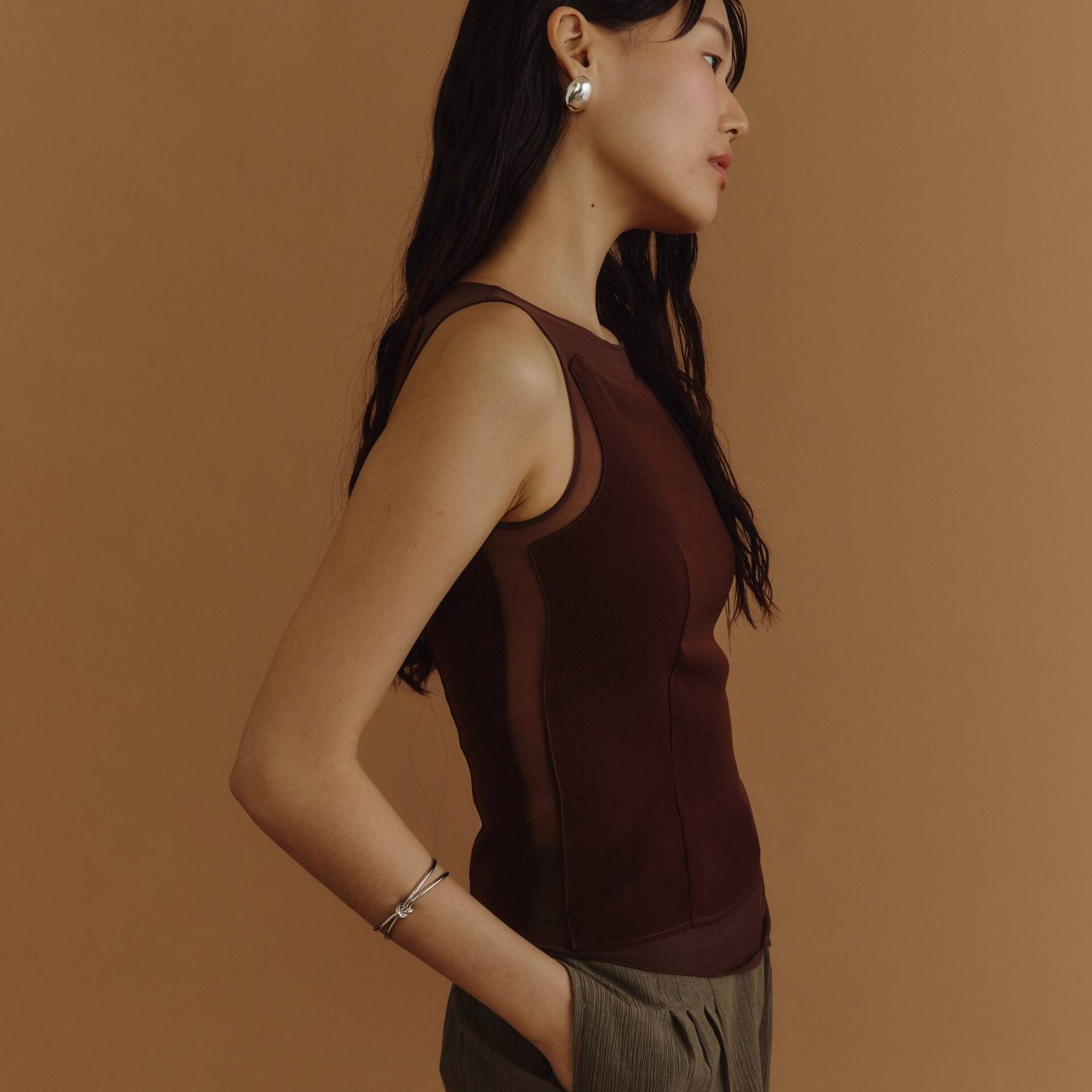 TILTED SLEEVELESS BLOUSE PF25