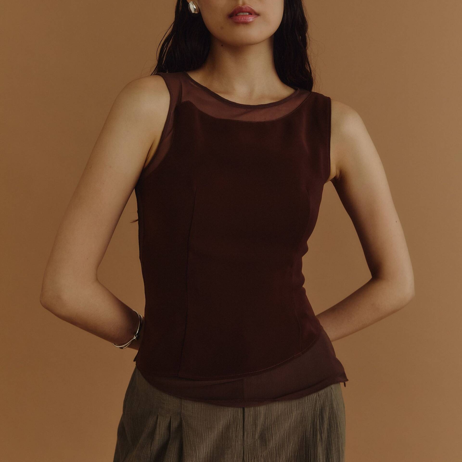 TILTED SLEEVELESS BLOUSE PF25