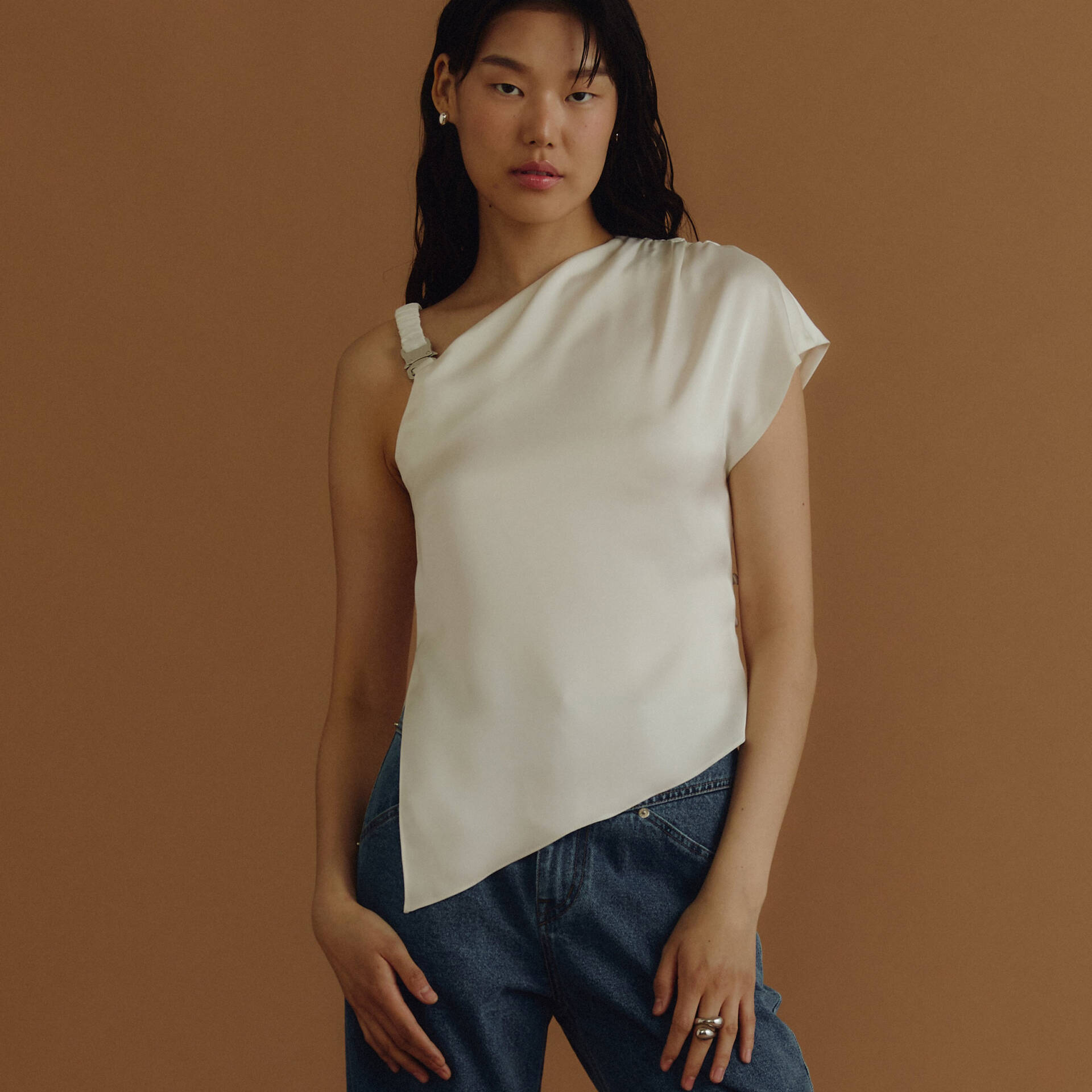 ONE-SHOULDER BUCKLE PF25 Satin
