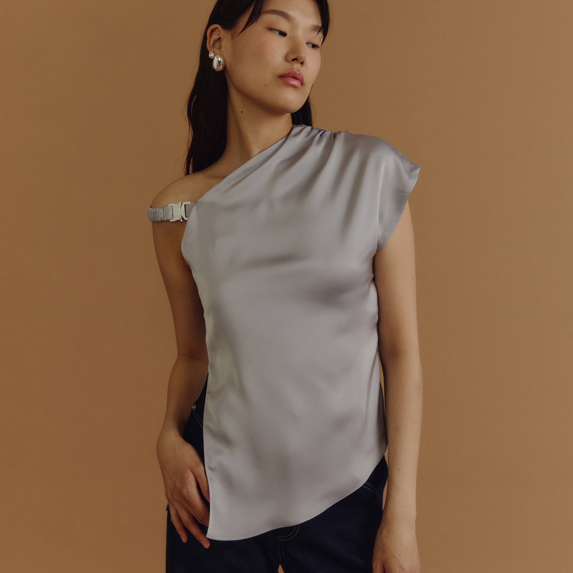 ONE-SHOULDER BUCKLE PF25 Satin