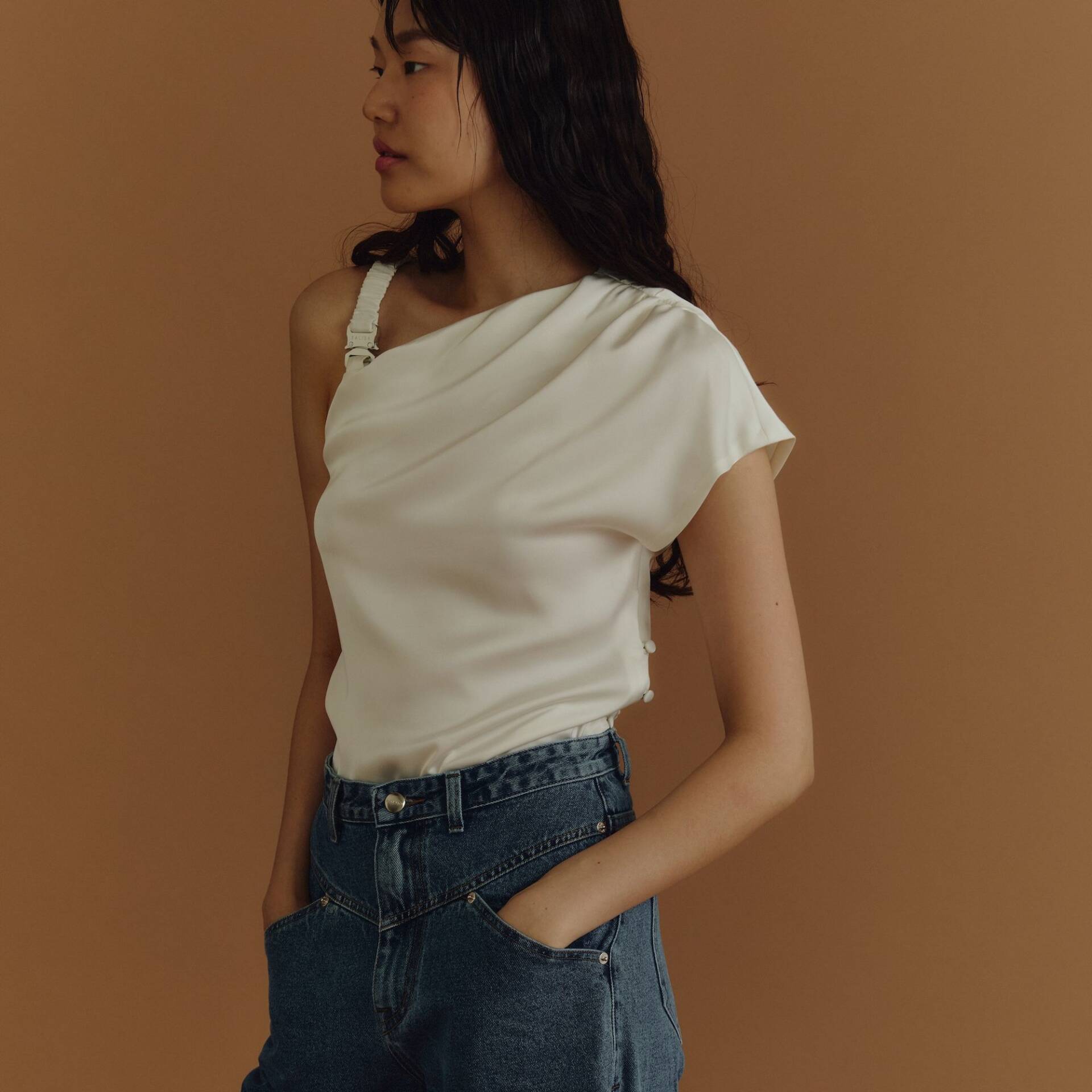 ONE-SHOULDER BUCKLE PF25 Satin