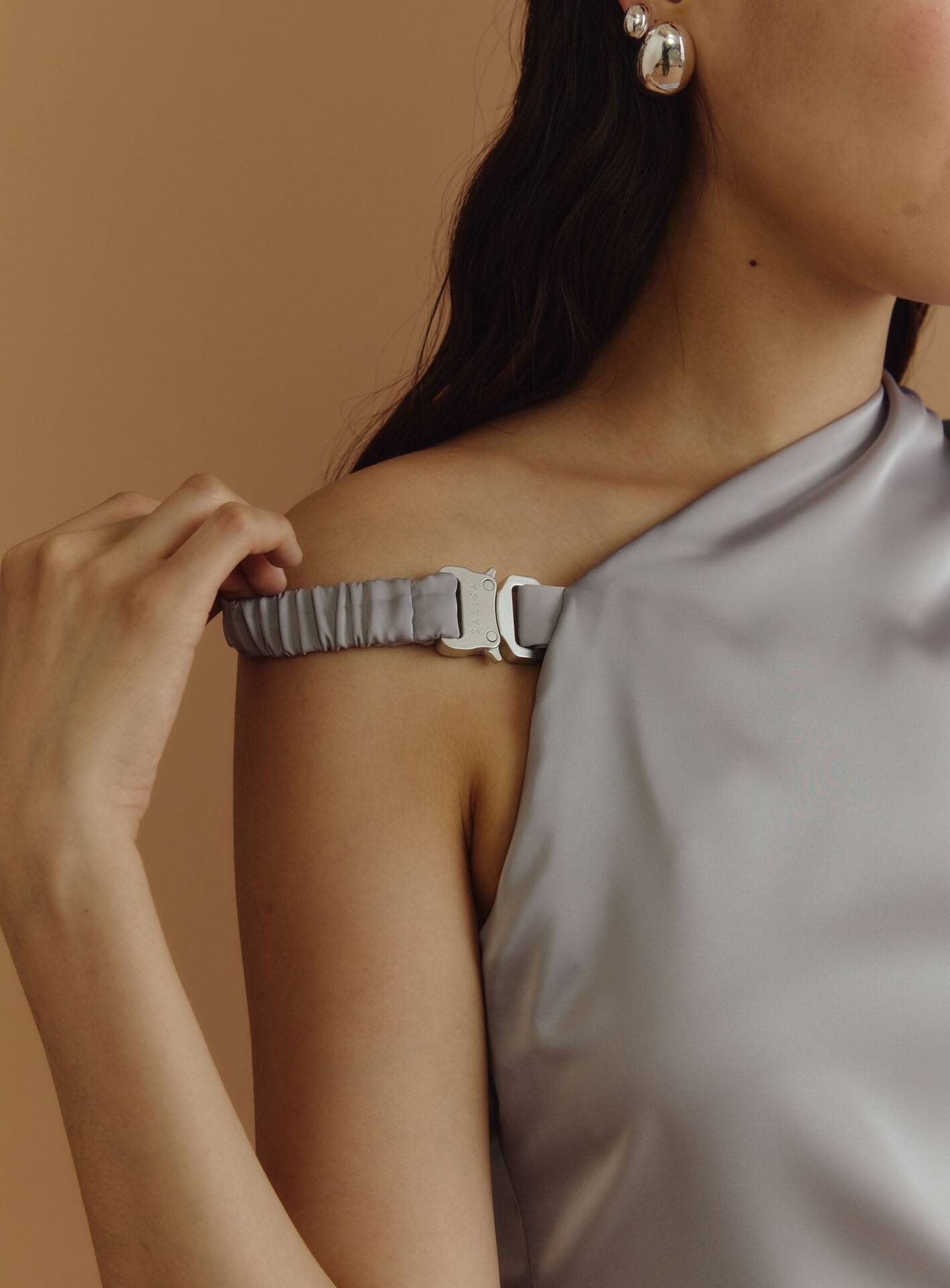 ONE-SHOULDER BUCKLE PF25 Satin