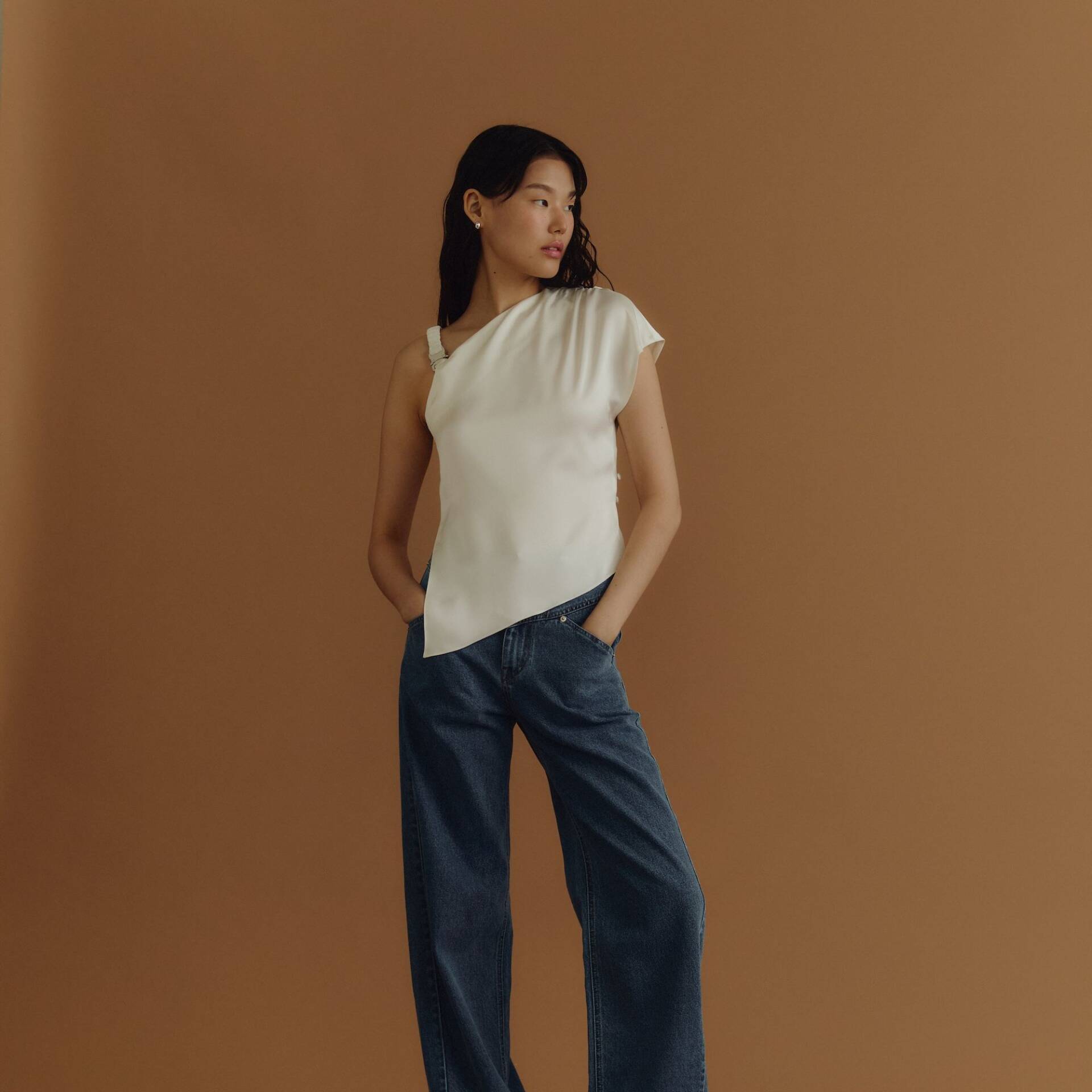 ONE-SHOULDER BUCKLE PF25 Satin